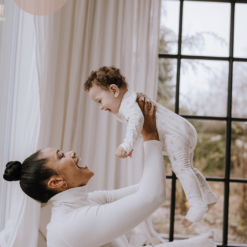 Onesie i bambusviskose med lynlås - catching stars print