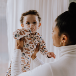 Onesie i bambusviskose med lynlås - Babycchinos & croissants print