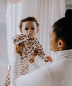 Onesie med lynlås - Babycchinos & croissants print