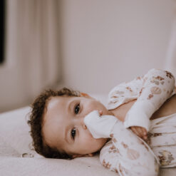 Onesie i bambusviskose med lynlås - bears and balloons print