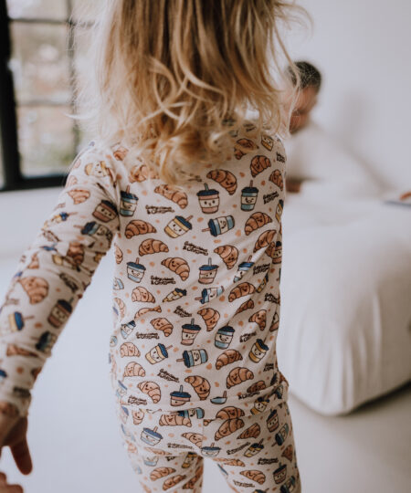 Babycchinos and croissants – to-delt pyjamas