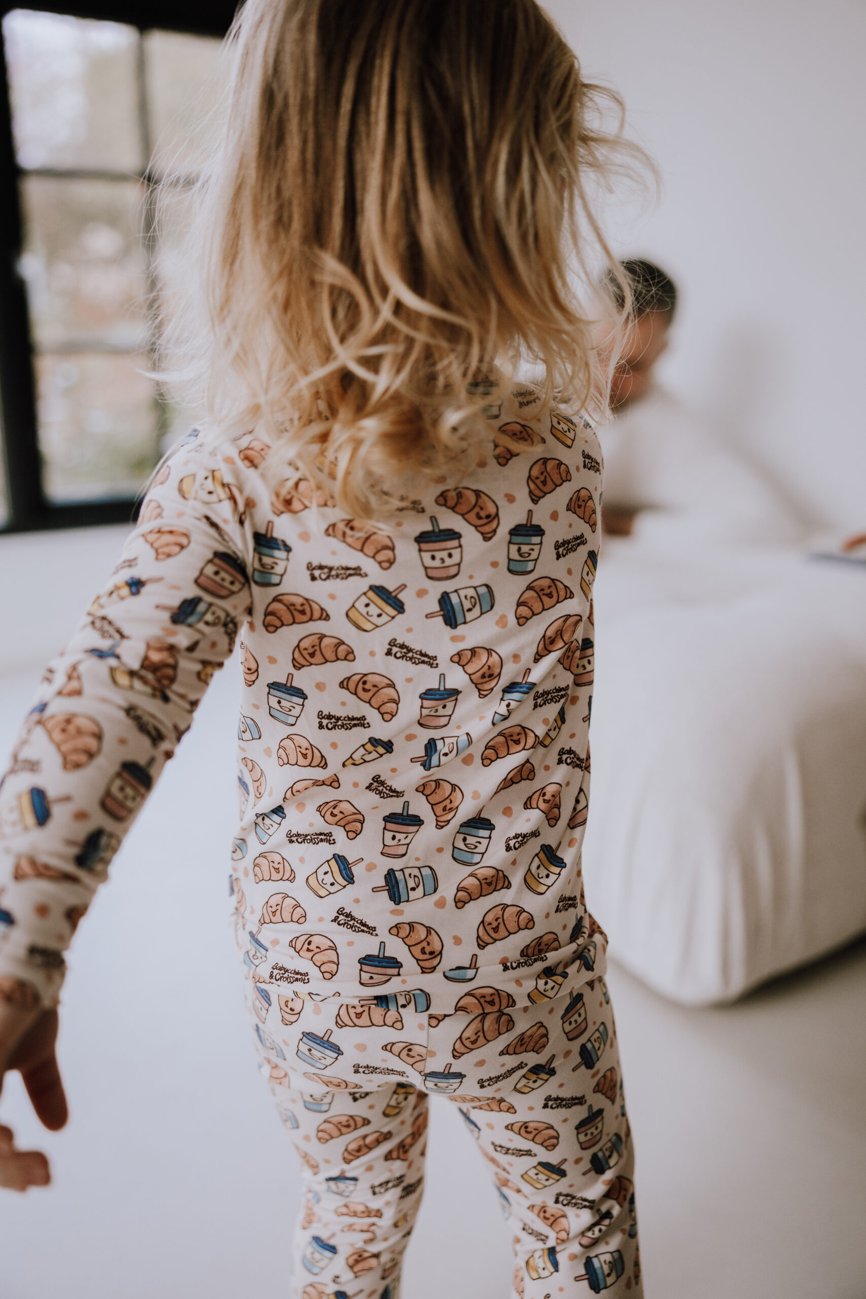 Babycchinos and croissants – to-delt pyjamas