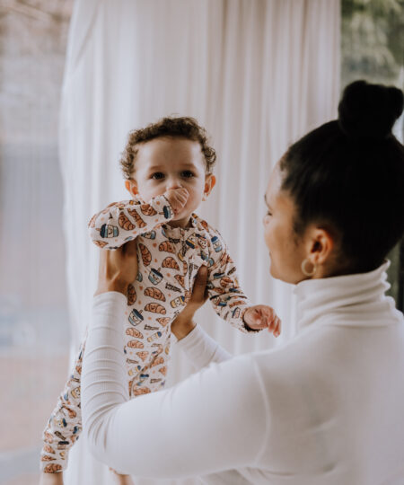 Babycchinos and croissants - onesie med lynlås